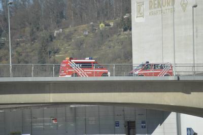 Plochingen: Pkw rollt in den Neckar und verschwindet - Mehrere Feuerwehren und Polizei suchen nach dem Pkw